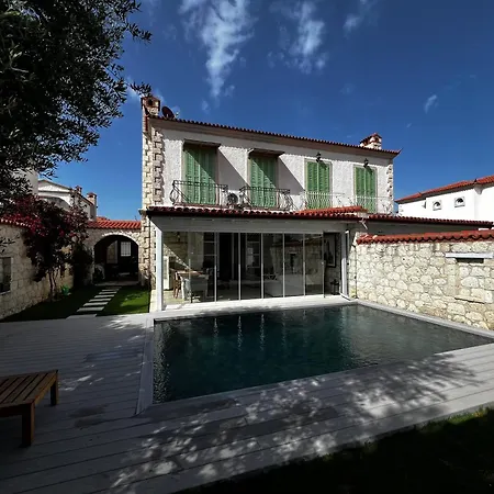 Alakapi & Hotel 2*